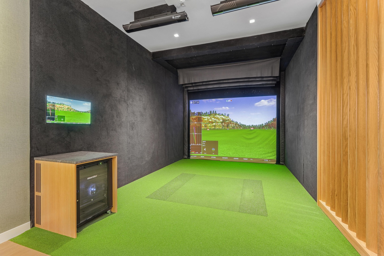 TheDeclan_Amenity_GolfSimulator_Shoootin_June2025